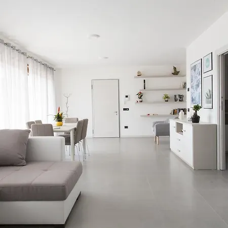 La Terrazza Sul Lago Apartment *